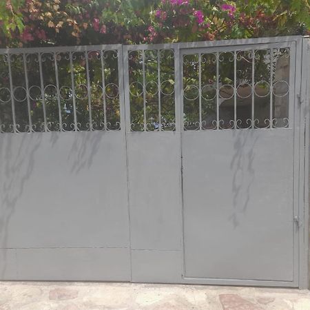 Mona'S Guesthouse ساراندا المظهر الخارجي الصورة